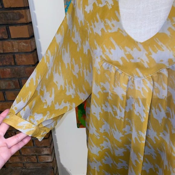 Mustard houndstooth top - Picture 2 of 4